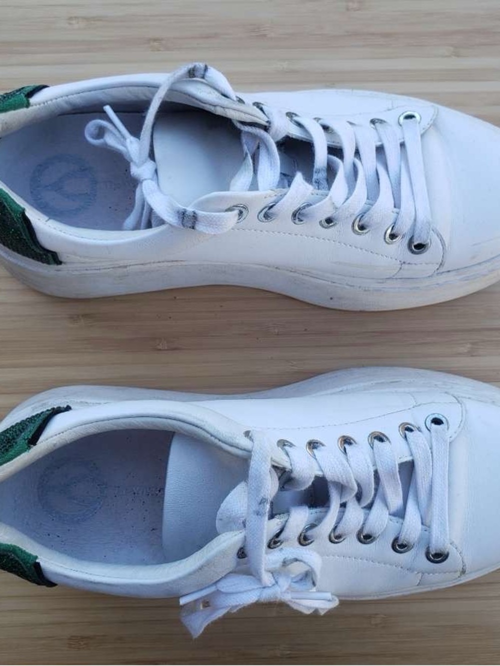 White Low-Top Men's Sneakers with Green Heel Accent
